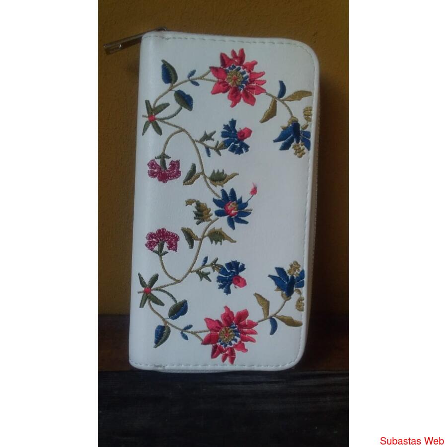 Billetera Bordada Blanca  Stradivarius España 0pilarsur