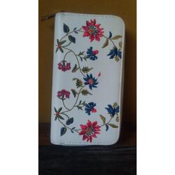 Billetera Bordada Blanca  Stradivarius España 0pilarsur