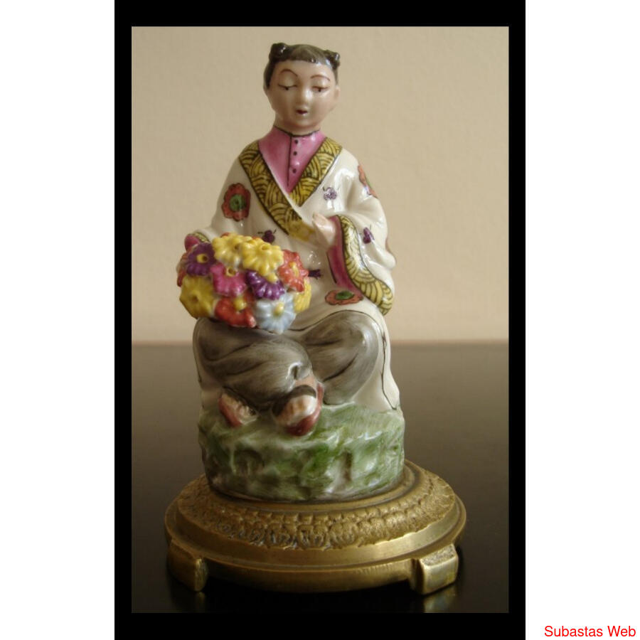 ANTIGUA FIGURA CHINA de PORCELANA con BASE de BRONCE