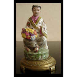 ANTIGUA FIGURA CHINA de PORCELANA con BASE de BRONCE